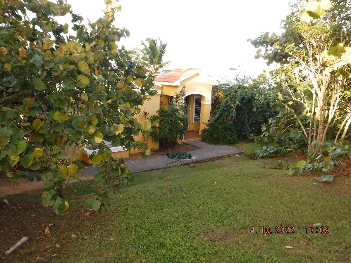 The Yellow House: Fully Equipped, Spectacular Beach View Villa Manati Holiday home