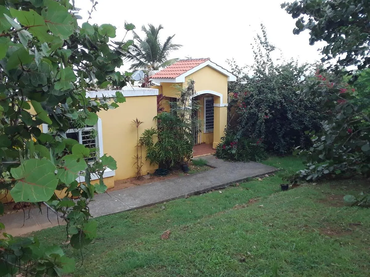 The Yellow House: Fully Equipped, Spectacular Beach View location